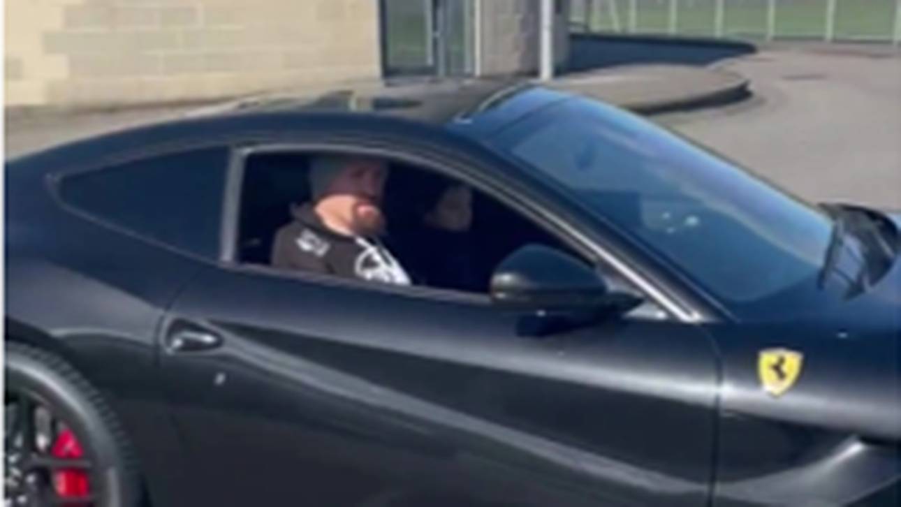 Tyson Fury in einem Ferrari GTC