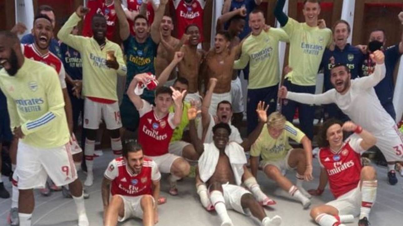 Arsenal-Fans feiern Stinkefinger