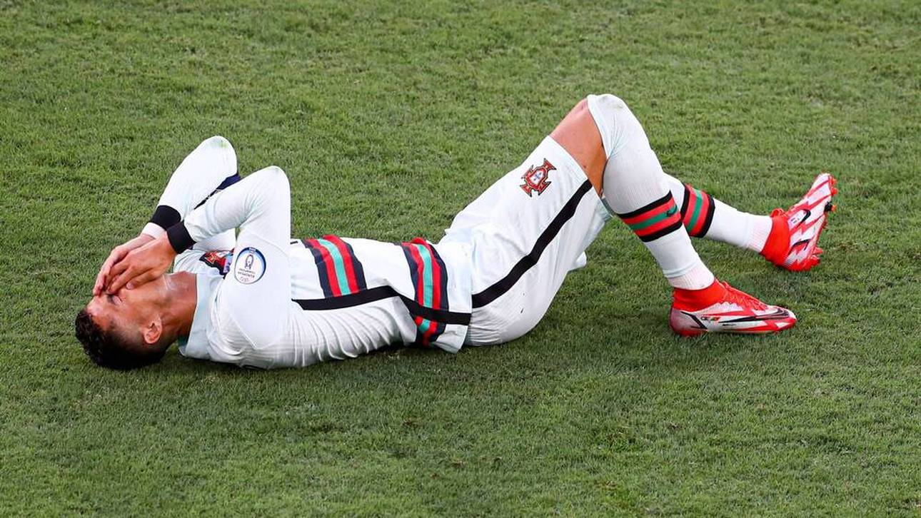 Cristiano Ronaldo hält sich das Gesicht