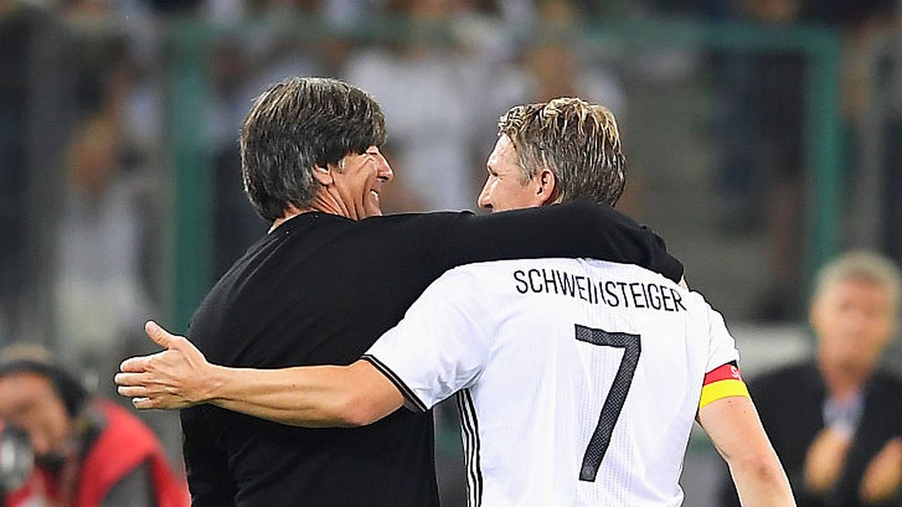 Löw bietet Schweinsteiger Job an