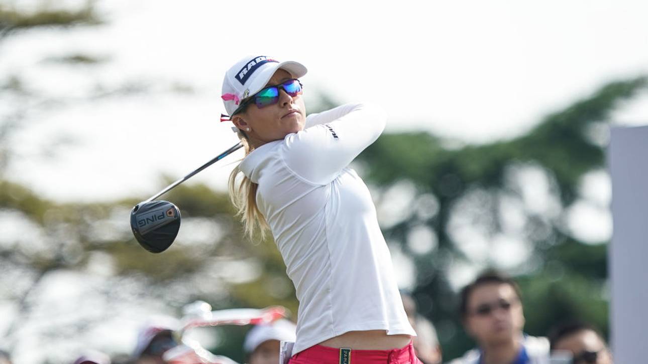 Golferin mit besonderer Koala-Spende