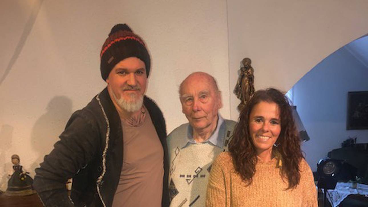 SPORT1-Reporter Reinhard Franke (l.) besuchte 54er Weltmeister Horst Eckel (mit Tochter Dagmar Eckel) zu Hause in Vogelbach bei Kaiserslautern
