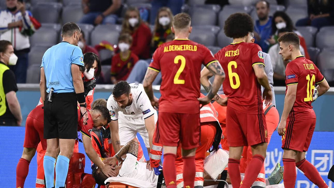 Mit einer Trage wurde Italiens Leonardo Spinazzola verletzt vom Platz gebracht
