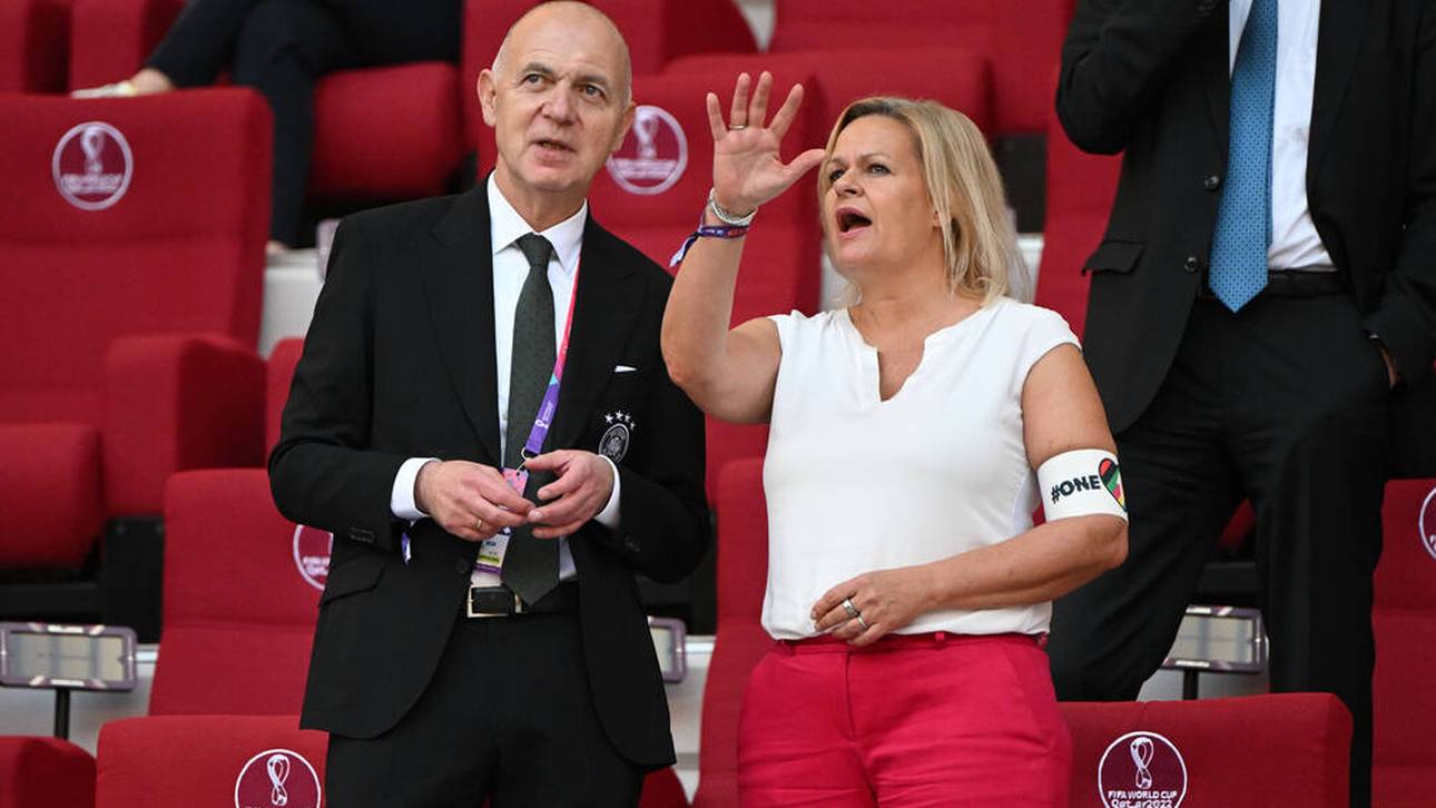 Bundesinnenministerin Nancy Faeser trägt "One Love"-Armbinde in Katar beim WM-Spiel Deutschland gegen Japan