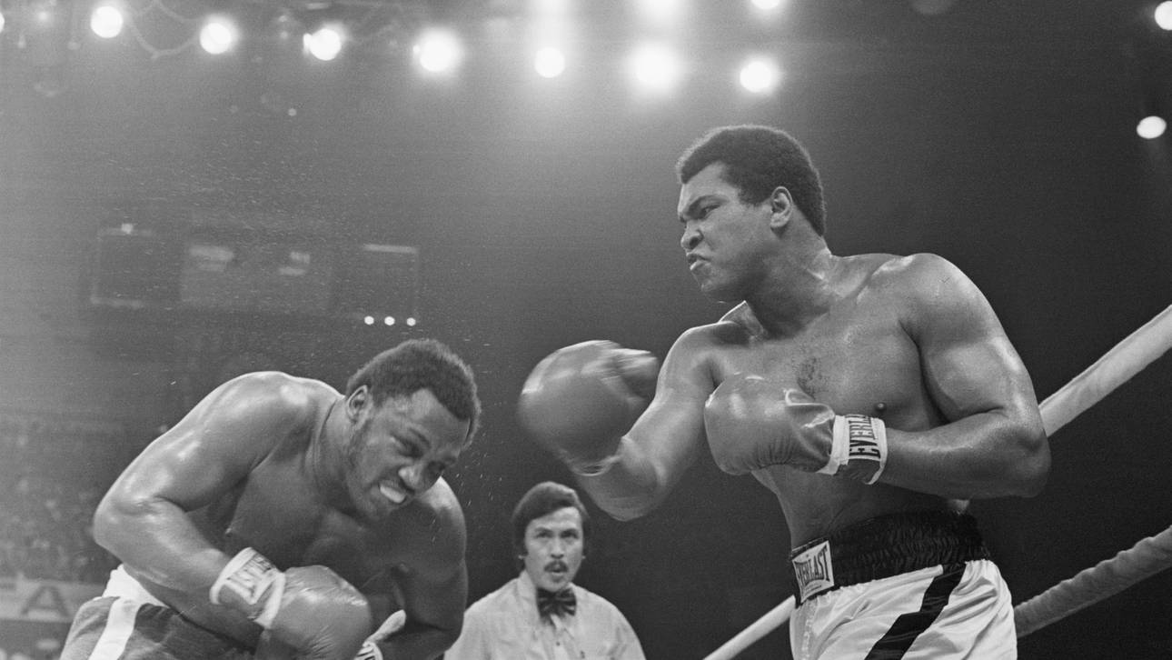 Muhammad Ali und Joe Frazier im Ring beim Thrilla in Manila