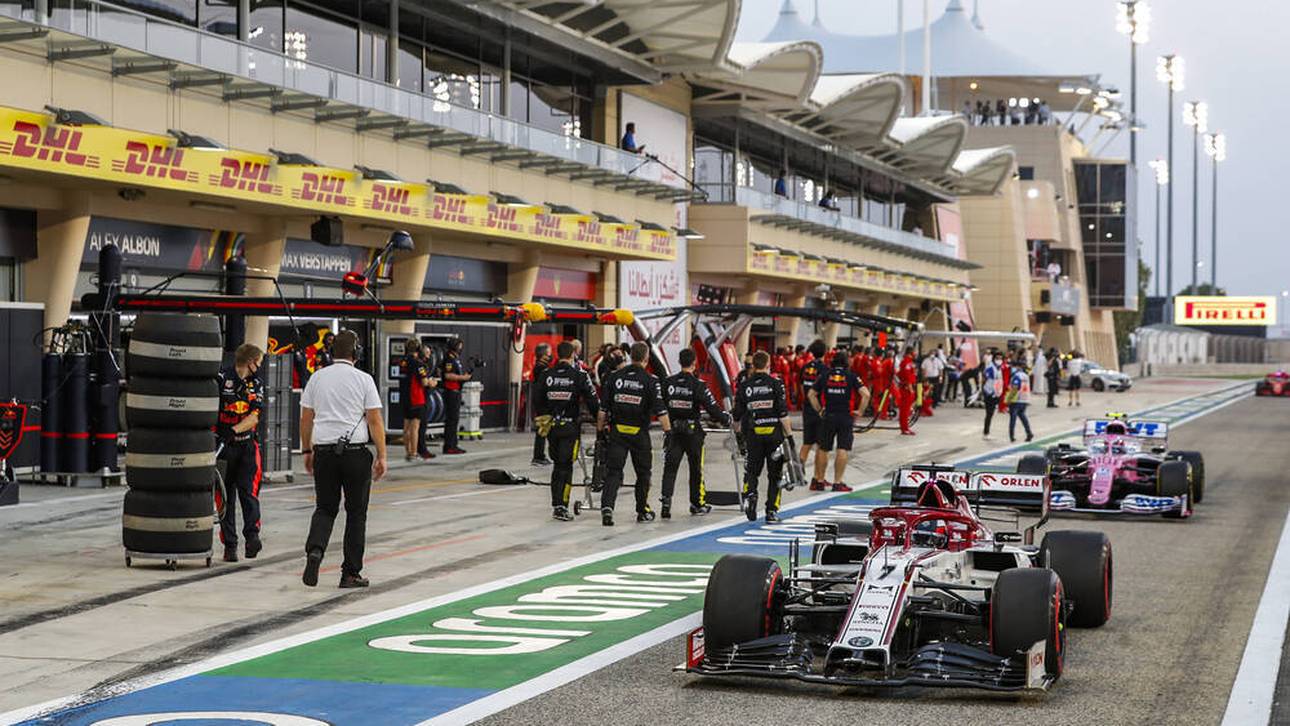 Formel 1 Boxengasse: Zwei Formel 1 Boliden in der Boxengasse des Bahrain GP.