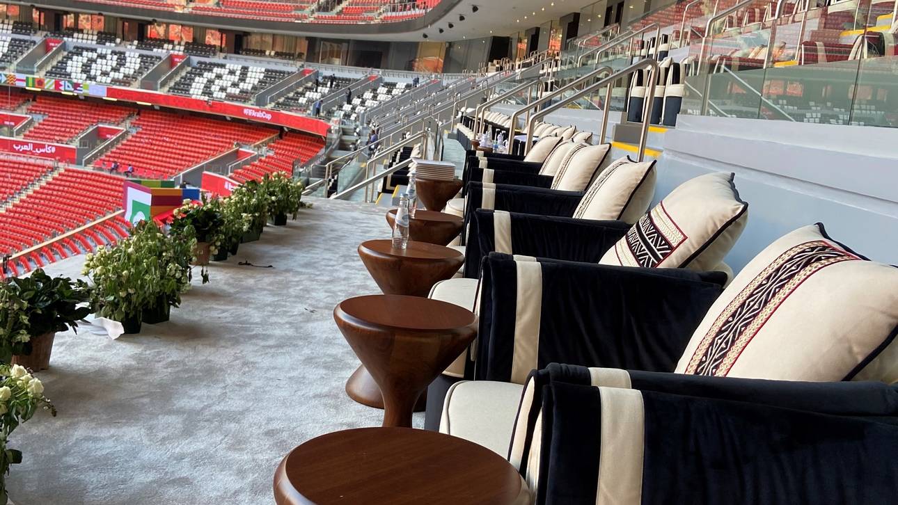 Geräumig und bequem: Die Ehrenlogen im Al Bayt Stadium 