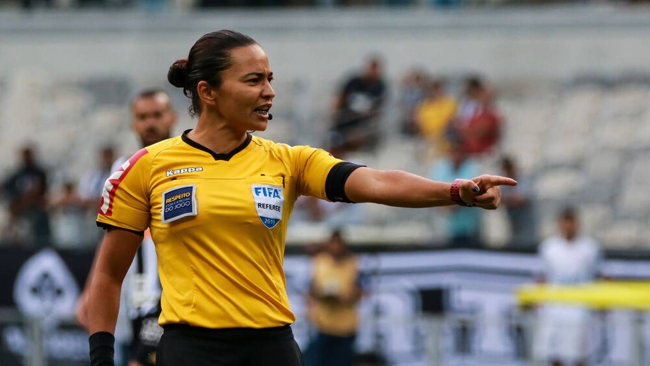 Unparteiische vor historischem Spiel