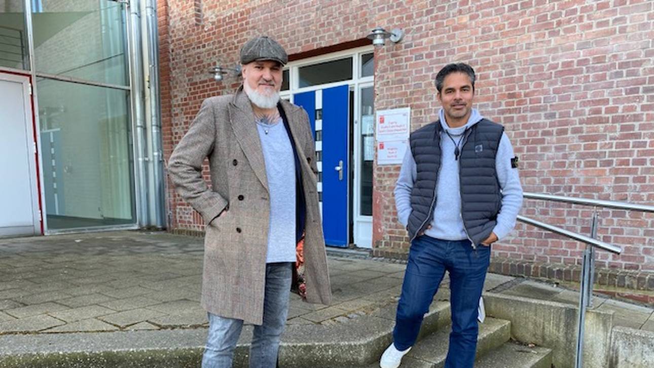 SPORT1-Reporter Reinhard Franke (l.) traf sich mit David Wagner im Anschluss an den CHECK24 Doppelpass zum ersten Interview nach dessen Aus bei den Königsblauen