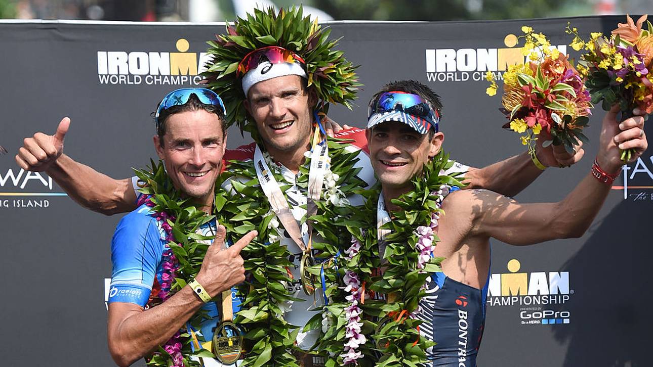 Das Siegerpodest 2015: Der zweitplatzierte Andreas Raelert (li.), Sieger Jan Frodeno (Mitte) und Tim O'Donnell (USA, Platz drei)