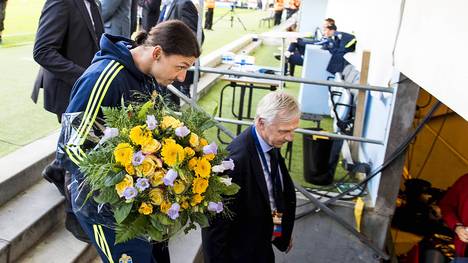 Zlatan Ibrahimovic mit Blumen in Malmö