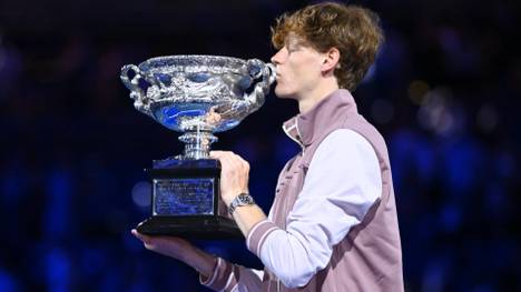 Jannik Sinner bezwingt Daniil Medvedev bei den Australian Open und gewinnt damit sein erstes Grand-Slam-Turnier.