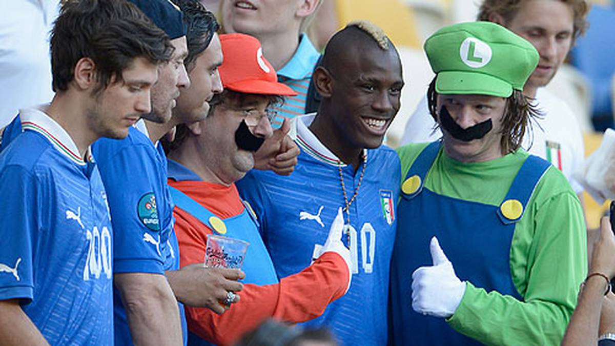 Im Oktober 2011 entfacht ein Freund von Balotellis Bruder (2.v.r.) im Haus des Stürmers einen Brand, nachdem er mit Feuerwerkskörpern im Badezimmer gespielt hatte. Zwei Tage später ist Balotelli das Gesicht einer Kampagne zur Warnung Jugendlicher vor den Gefahren beim Umgang mit Feuerwerkskörpern
                  
                  