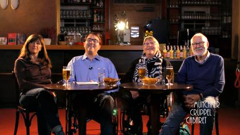 1982 gründete sich ein einzigartiges Theaterprojekt: Menschen mit und ohne Behinderung auf einer Bühne karikieren Probleme und Alltagssituationen voller Barrieren. Mit Humor und Spaß unterhalten sie das Publikum auf Bühnen in ganz Deutschland und sogar auch international. 25 Jahre später trennt sich das Ensemble, nun treffen sich vier von ihnen wieder. Regisseur und Autor Werner Geifrig, die Darsteller Gabriela Kufner, Martin Blasi und Renate Geifrig verbringen zusammen einen Abend voller Erinnerungen mit den besten Ausschnitten von damals.