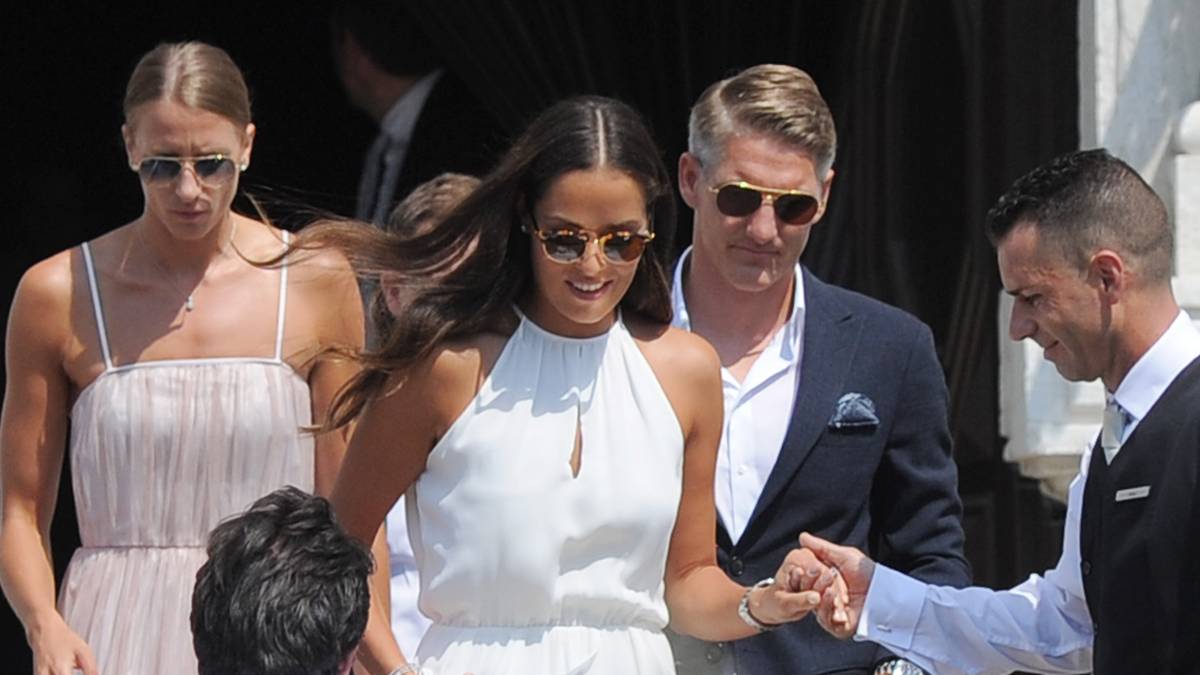 Im Boot geht es für Ana, natürlich ganz in weiß und Schweinsteiger lässig mit dunkelblauem Anzug und weißem Hemd, zum Standesamt