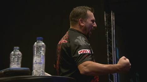 Jonny Clayton gewinnt nur knapp mit 6:5 im Decider gegen Keane Barry und zieht in Runde 3 der Belgian Darts Open ein.