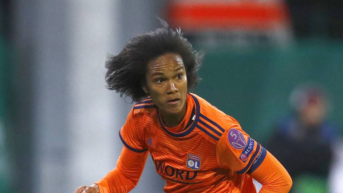 PLATZ 3 - WENDIE RENARD (Olympique Lyon, 348.000): Die Abwehrchefin aus Lyon ist eine von drei Spielerinnnen des französischen Serienmeisters, die das Geld-Ranking anführen