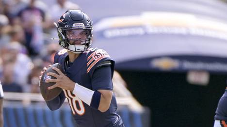 Chicago Bears quarterback Caleb Williams (18) searches for an open receiver against the Tennessee Titans at Soldier Field in Chicago on Sunday, September 8, 2024. PUBLICATIONxINxGERxSUIxAUTxHUNxCHI ONLY20240908105 MARKxBLACK