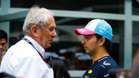 Chefberater Helmut Marko und Red-Bull-Rennfahrer Sergio Perez tauschen sich aus