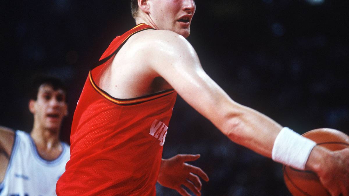 Nach insgesamt drei Niederlagen in Vor- und Zwischenrunde rutscht Deutschland mit Henrik Rödl (Bild) gerade so ins Viertelfinale. Nach einem 79:77-Krimi gegen Spanien wird es auch gegen die favorisierten Griechen im Halbfinale spannend. Mit 76:73 reicht es hauchdünn zum Einzug ins Endspiel. Welp ist in jedem K.o.-Spiel Topscorer