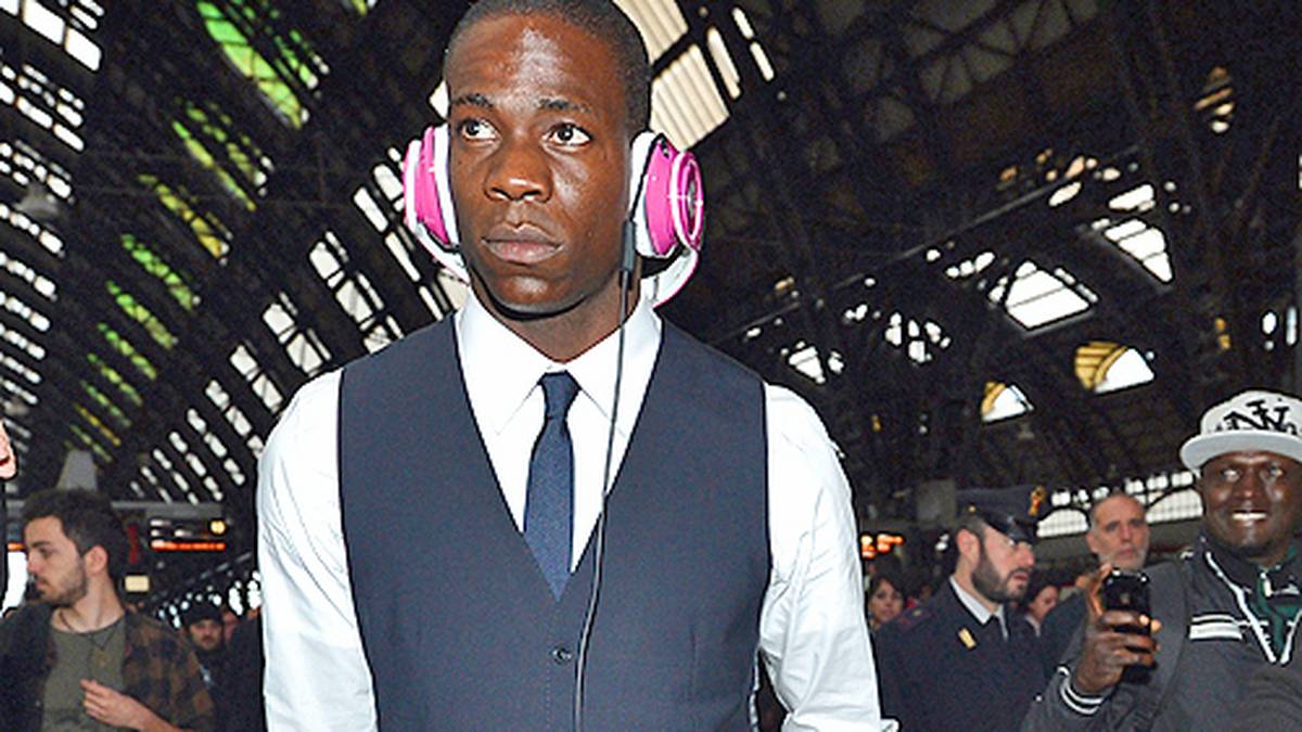 Auch dank seiner Sprüche landet die Skandalnudel immer wieder in den Gazetten. Bei der EM 2012 fällt Balotelli mit dem undefinierbaren Satz auf, er "habe den Arsch nicht in Nutella". Der Sinn des Spruchs bleibt bis heute verborgen