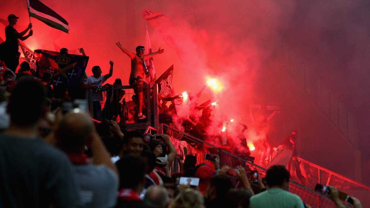 Weniger schön ist das Spektakel, das die Fans von St.-Etienne abbrennen. Ihre Pyro-Show ist gleich zu Beginn ein Aufreger