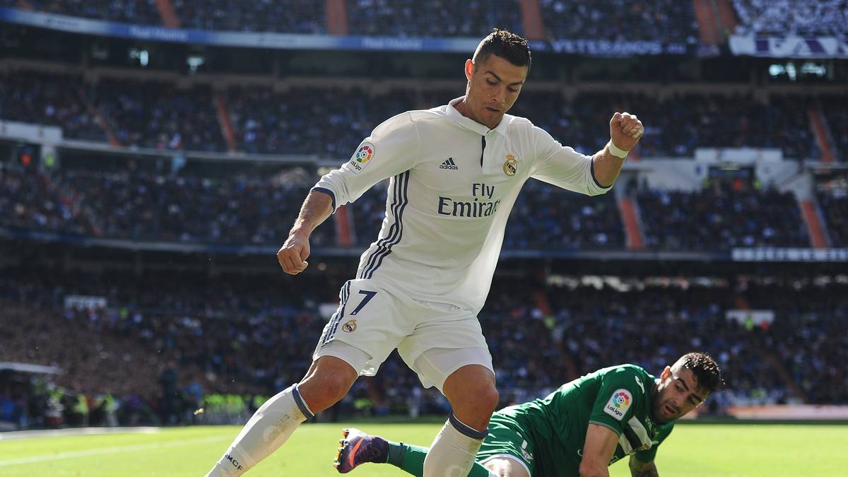 PLATZ 4: Cristiano Ronaldo, Real Madrid, 32 Mio. Euro: Ronaldo muss sich nach den Verlängerungen von Bale und Neymar mit Platz vier zufrieden geben. Allerdings wohl nicht mehr allzu lange.....