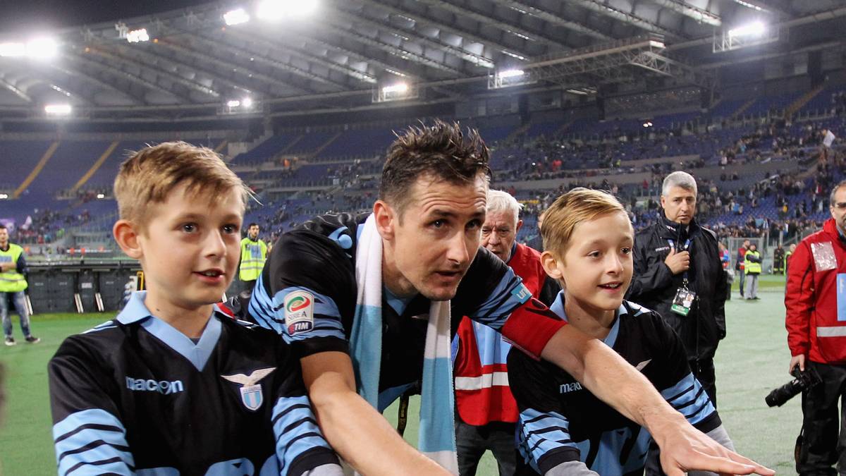 Am 15. Mai 2016 bestritt Klose sein letztes Profispiel für Lazio Rom gegen den AC Florenz. Anschließend verabschiedete er sich mit seinen Söhnen Noah und Luan von den Fans der Römer