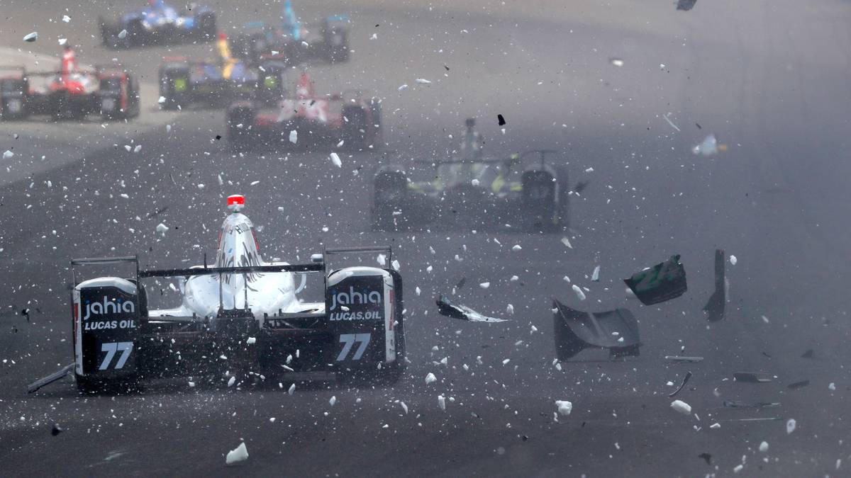 2016 fliegen beim Indy 500 die Fetzen. Das Rennen entwickelt sich zu einem spannenden und spektakulären Ritt ...