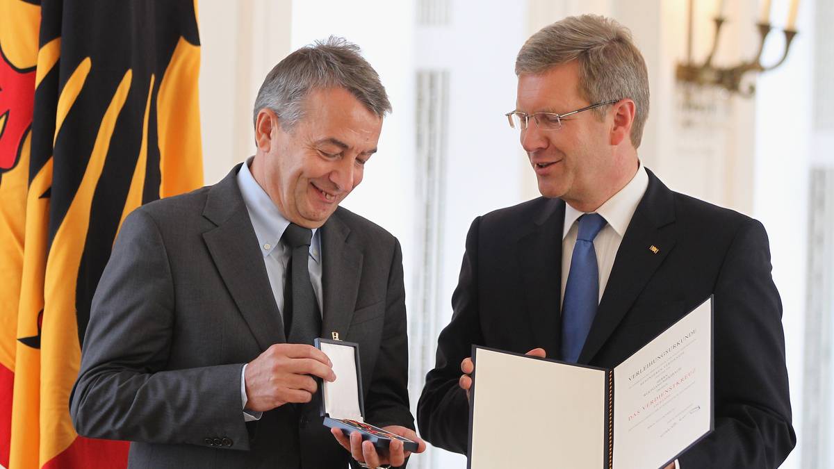 2011 wird Niersbach vom damaligen Bundespräsidenten Christian Wulff mit dem Verdienstkreuz am Bande der Bundesrepublik Deutschland ausgezeichnet