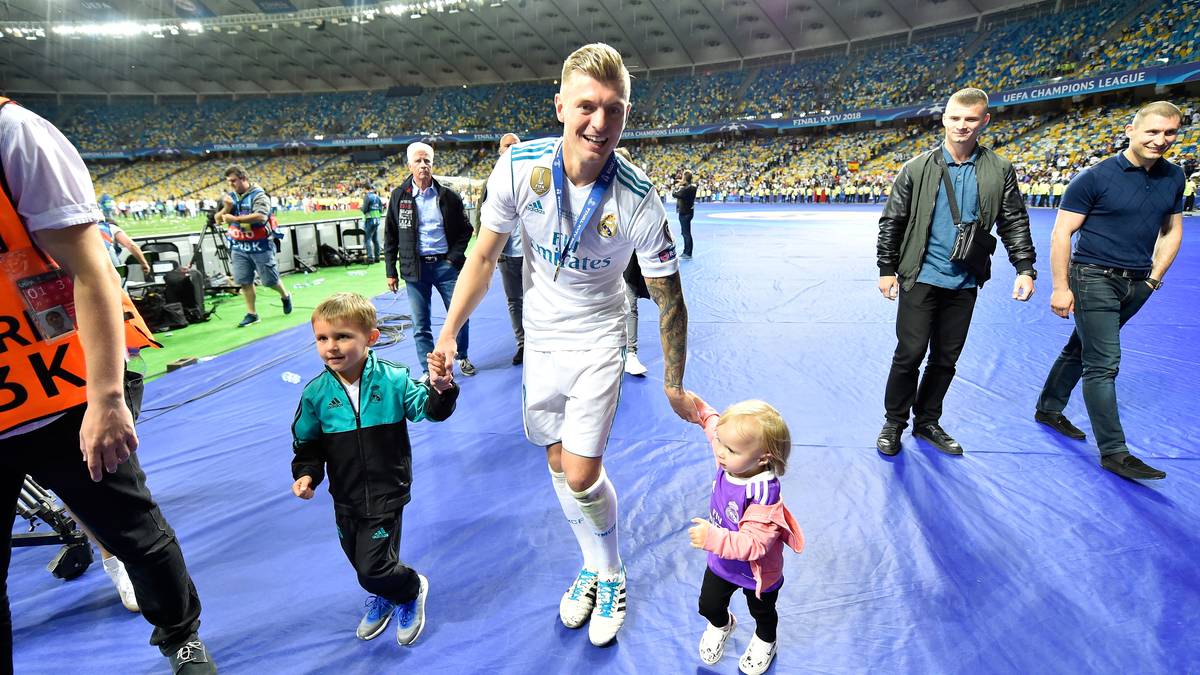 TONI KROOS (28, Vertrag bis 2022): Unverzichtbar für Zinedine Zidane. Fühlt sich in Madrid pudelwohl und wertgeschätzt - trotz der hin und wieder auftauchenden Gerüchte um einen Wechsel zu seinem Ex-Coach Pep Guardiola nach Manchester. Wird bleiben