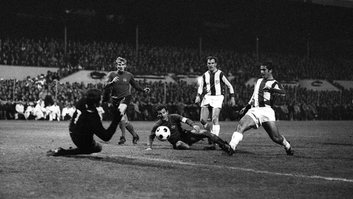 1968/69 - 1. FC NÜRNBERG: In dieser Szene werfen sich Torwart Jürgen Rynio, Fritz Popp und Ludwig Müller den Bayern-Spielern Franz Roth und Gerd Müller entgegen. Letztlich reicht es nicht zur sportlichen Rettung. Der Club steigt als amtierender Meister (!) zum ersten von insgesamt acht Mal ab. Mit dieser Zahl hält er heute den Rekord in dieser Rubrik