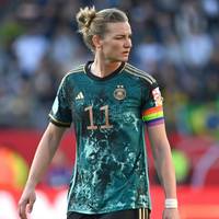 Im Vorfeld der Frauen-WM sorgt der FC Bayern mit seiner Entscheidung zur Abstellung der Spielerinnen weiter für Unverständnis. Nun meldet sich auch  DFB-Kapitänin Alexandra Popp zu Wort und äußert harte Kritik.