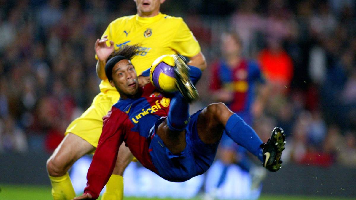 PLATZ 12 - RONALDINHO: Für ein ganz besonderes Highlight sorgt im November 2006 Ronaldinho gegen den FC Villarreal. Der Brasilianer nimmt drei Minuten vor Spielende einen Chip von Barca-Teamkollege Xavi mit der Brust mit und dreht sich mit dem Rücken zum Tor, um einen Gegenspieler abzuschirmen. Dann lässt er sich nach hinten fallen und vollendet per Fallrückzieher