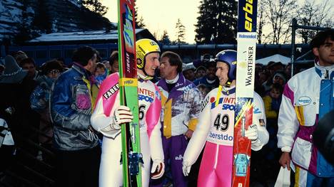 Christoph Duffner (l., mit Jens Weißflog) gewann 1992 das Springen in Oberstdorf