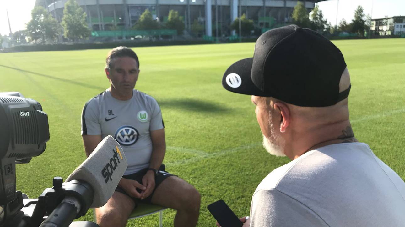 SPORT1-Reporter Reinhard Franke (r.) traf Bruno Labbadia zum Interview