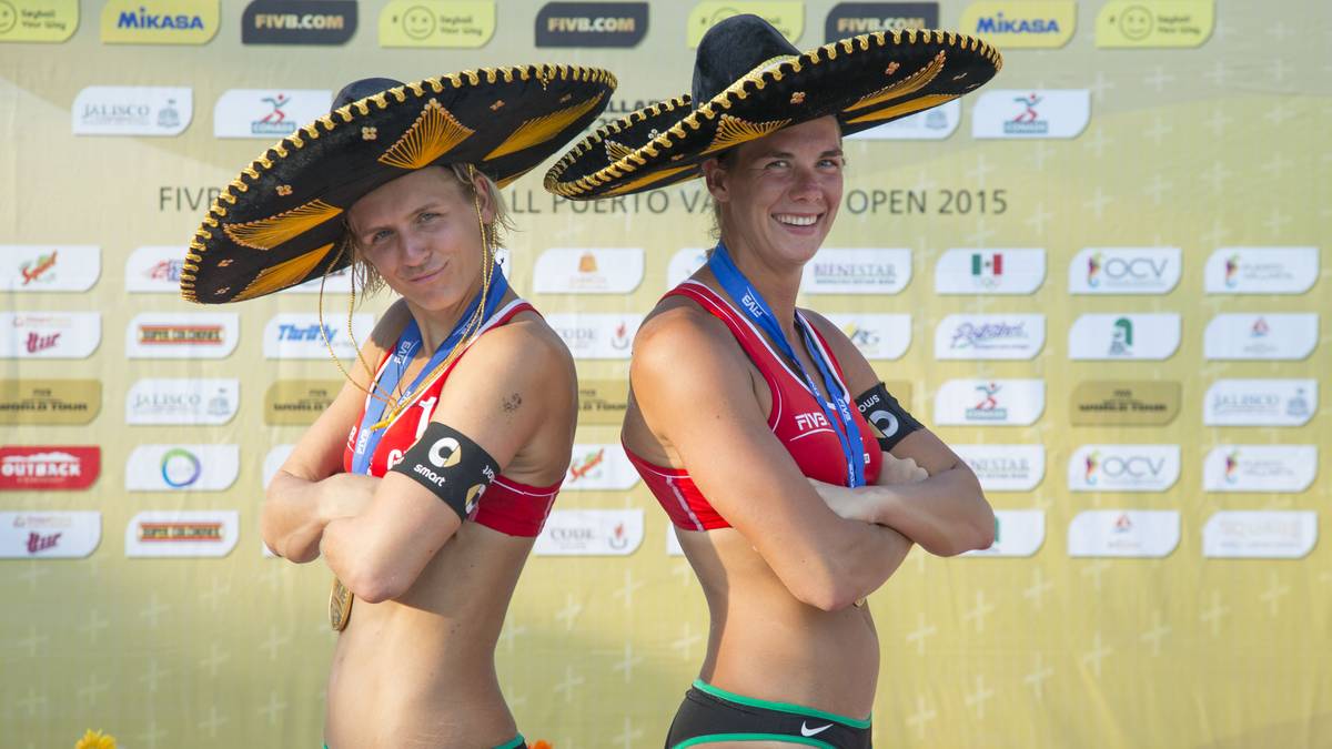 Bei ihrem Sieg in Mexiko 2015 werden Ludwig (l.) und Walkenhorst mit den landestypischen Hüten ausgestattet