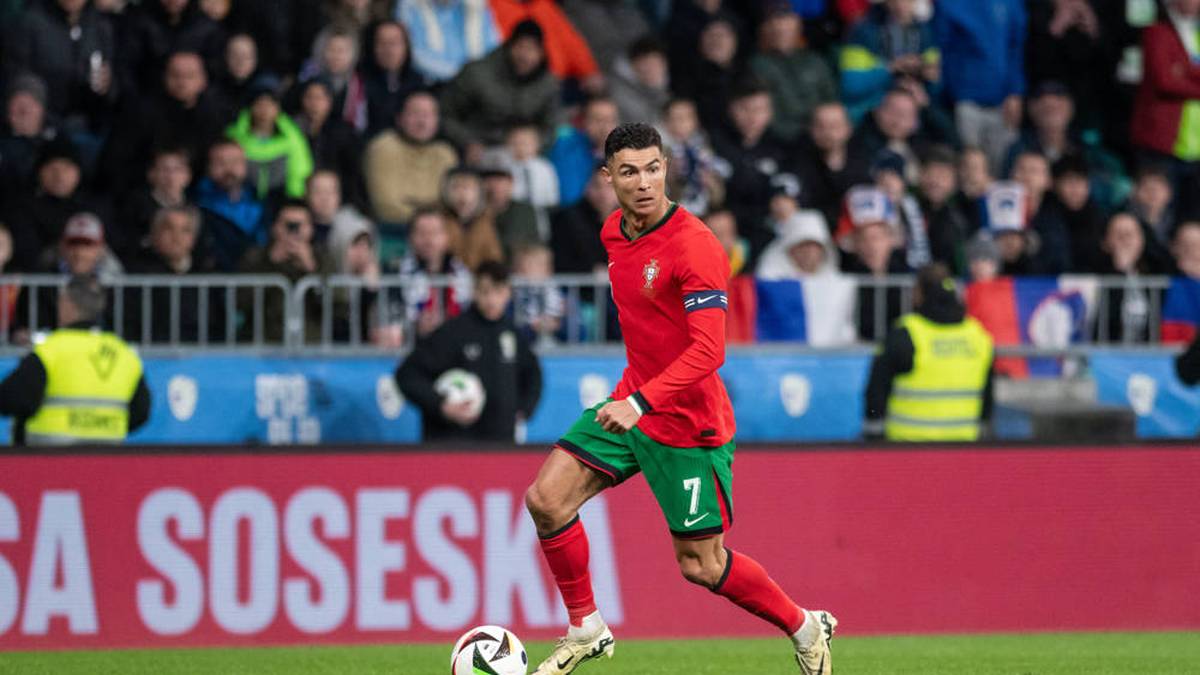 Portugal (Heim) - Ausrüster: Nike - Die Portugiesen um CR7 sind in roten Trikots am Start.