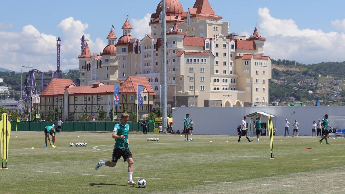 Toni Kroos bei einer Passübung im Training der DFB-Elf