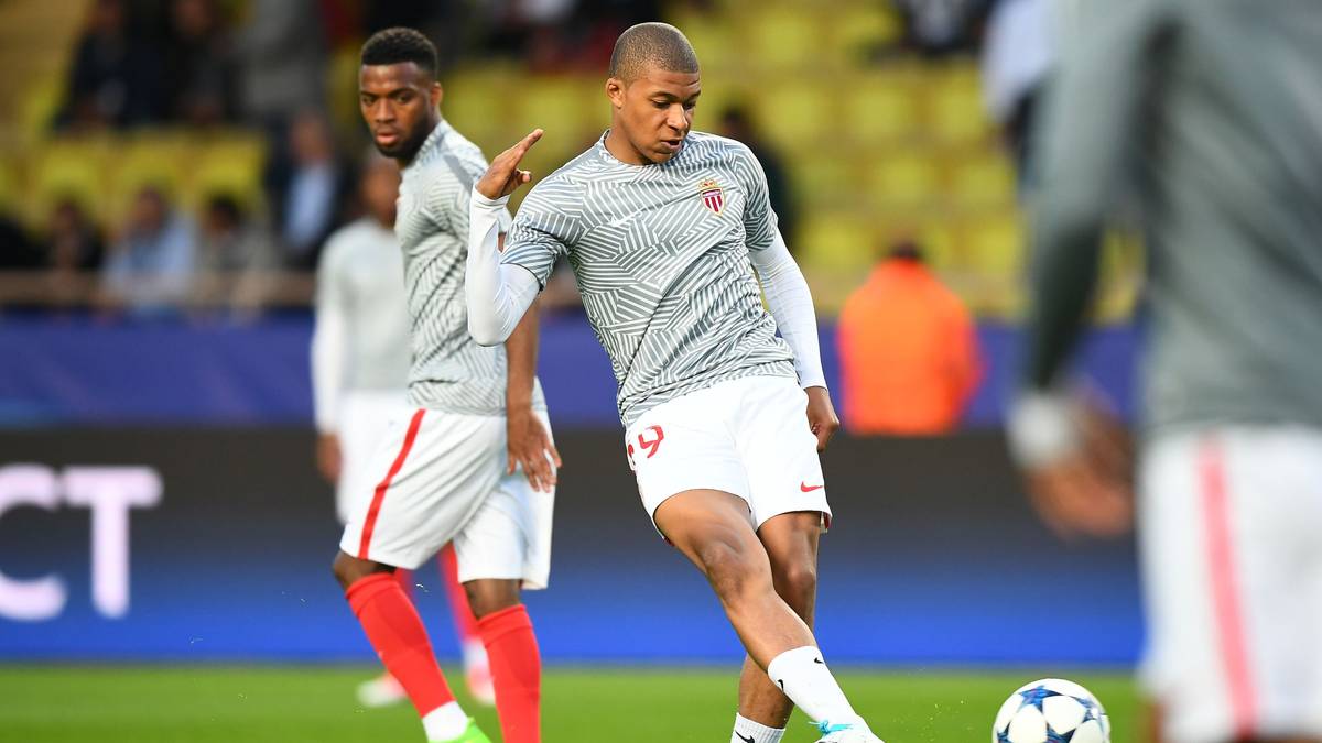 Es geht um Kylian Mbappe (M.), in dieser Saison mit lediglich 18 Jahren bereits zur Tormaschine gereift