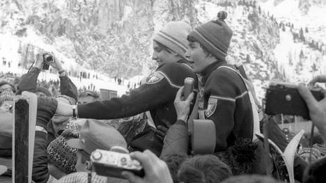 Christine (l.) und Marielle Goitschel nach ihrem großen Coup in Innsbruck