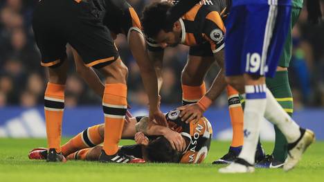 Ryan Mason (liegend) von Hull City verletzt sich gegen Chelsea schwer am Kopf