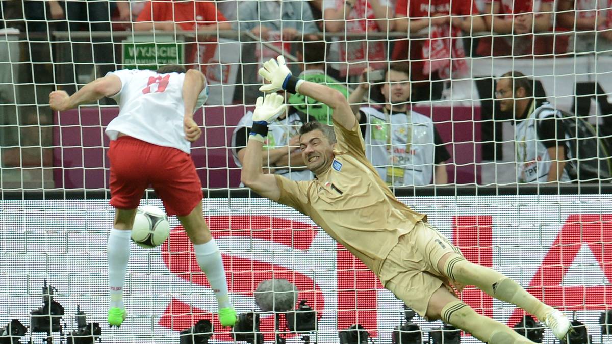 Polen - Griechenland 1:1 - Auch den Polen und den Ukrainern bringt die Co-Gastgeberrolle sportlich kein Glück. Trotz des Führungstors von Robert Lewandowski kommt Polen im ersten Gruppenduell nicht über ein Remis hinaus, es reicht am Ende nicht für die K.o.-Runde