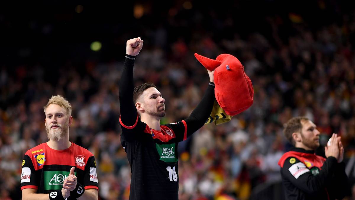 Privat gilt er als lustiger Typ. DHB-Vize Bob Hanning bezeichnete ihn als "größten Patienten", da er früher oft zu verspielt war. Zwei Tage nach dem Gewinn des EM-Titels 2016 begann er eine Ausbildung bei der Berliner Sparkasse zum Bankkaufmann