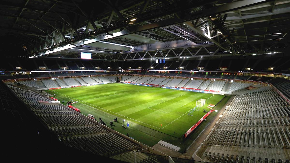 Stade Pierre-Mauroy in Lille: Genauer gesagt liegt das Stadion in Villeneuve-d'Ascq östlich von Lille. Das Stadion hat ein schließbares Dach - ähnlich der Arena des FC Schalke. Zudem lässt sich der nördliche Teil des Spielfeldes hochfahren und über die Südseite des Platzes verschieben. Das Stadion ist  nach Pierre Mauroy benannt, der fast drei Jahrzehnte lang Bürgermeister der Stadt Lille war. Hier finden vier Gruppenspiele, ein Achtel- und ein Viertelfinale statt.
Kapazität: 50.000 Zuschauer
Eröffnung: 17. August 2012
Mannschaften: Lille OSC
Kosten: 282 Millionen Euro
EM-Botschafter: Vahid Halilhodzic & Mat Bastard
