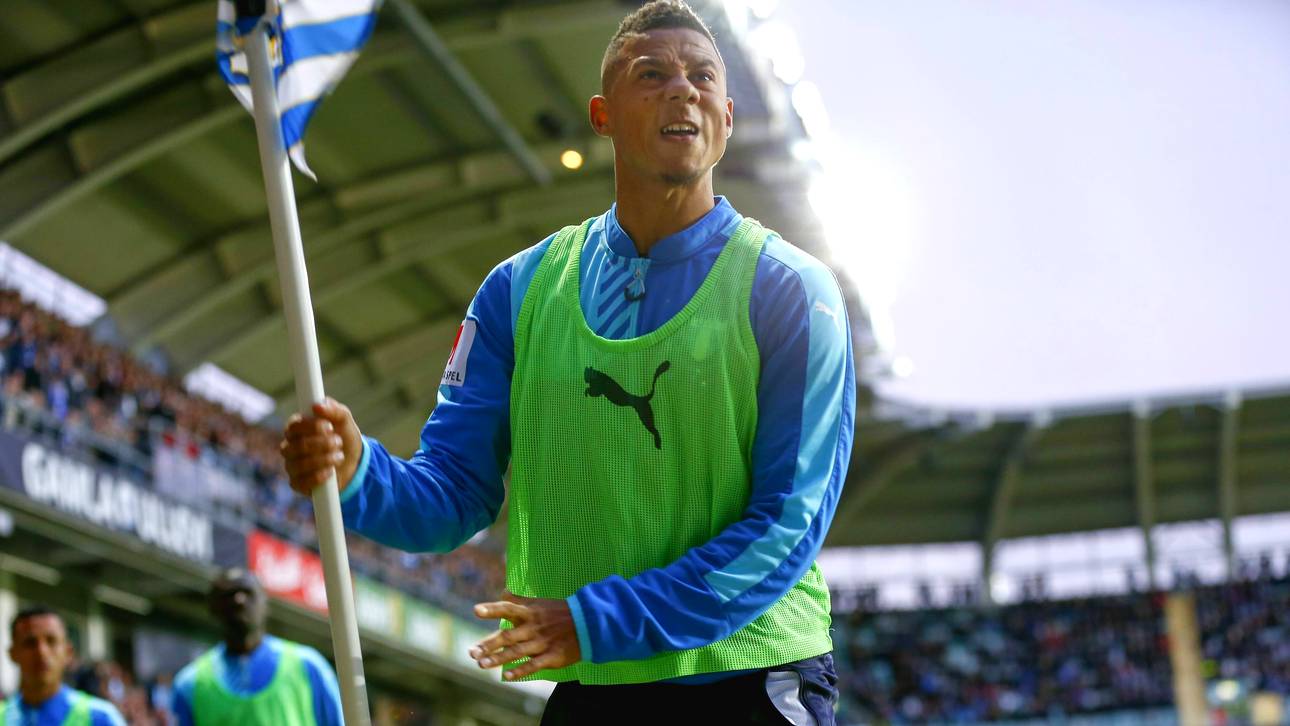 Spieler attackiert Fans mit Eckfahne