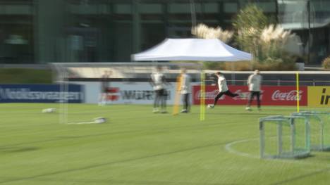 Beim Training der Nationalmannschaft in Frankfurt zeigt der DFB-Trainer seine Künste am Ball und verwandelt einen Traumschuss. 