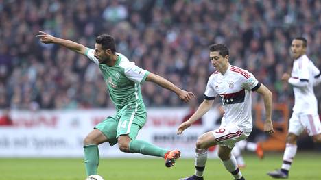 Claudio Pizarro (l.) liegt in der ewigen Torjägerliste der Bundesliga-Ausländer noch vor Robert Lewandowski