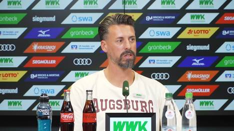 Sandro Wagner will mit dem FC Augsburg auch am 2. Spieltag gegen Bayern München bestehen. Vor der Partie sucht sich der FCA-Trainer dafür metaphorisch ein passendes Werkzeug aus. 