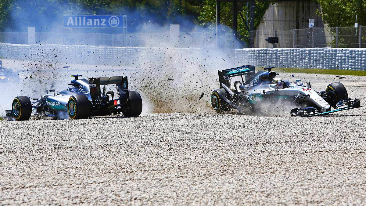 2016: In diesem Jahr wendet sich das Blatt. Rosberg gewinnt die ersten vier Rennen, während Hamilton oft mit technischen Problemen zu kämpfen hat. Umso ehrgeiziger reist Hamilton nach Barcelona an und versucht mit einem harten Manöver nach dem Start Rosberg zu überholen. Der Deutsche zieht diesmal jedoch nicht zurück und so fliegen beide ab